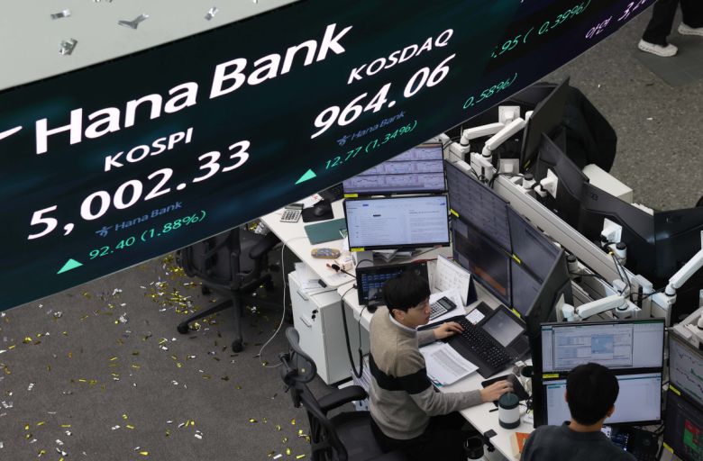 코스피가 사상 처음으로 장중 5000선을 돌파한 22일 오전 서울 중구 하나은행 본점 딜링룸 전광판에 코스피 등 시황이 표시되고 있다. 신태현 기자 holjjak@
