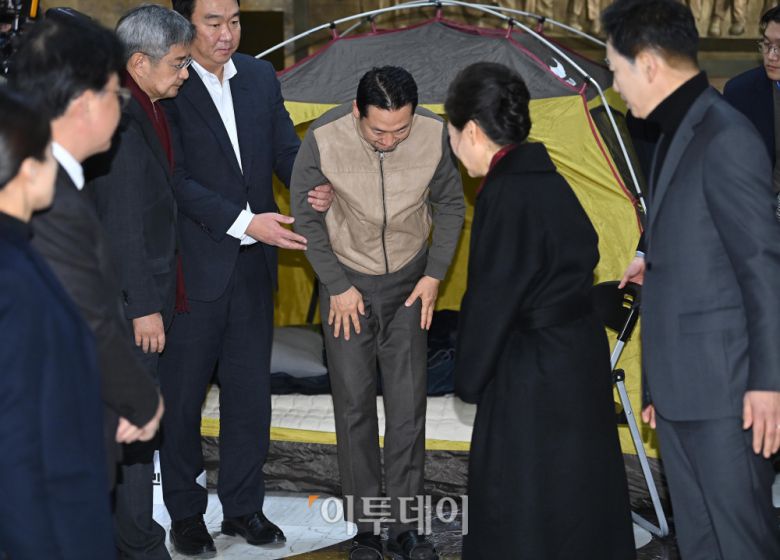 박근혜 전 대통령이 22일 서울 영의도 국회 로텐더홀에서 통일교·공천헌금 '쌍특검' 수용을 요구하며 단식 8일째를 맞은 장동혁 국민의힘 대표 농성장을 방문하고 있다. 고이란 기자 photoeran@