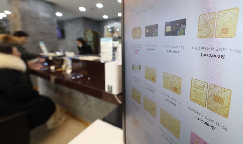 금값이 끝을 모르는 듯 상승하며 금 한돈 가격이 100만 원을 넘어선 가운데 22일 서울 종로구 한국금거래소 모니터에 금시세가 표시되고 있다. 한국금거래소에 따르면 21일 기준 순금 1돈(3.75g) 소비자 매입가격은 100만 9000원으로 100만원 선을 처음으로 돌파했다. 이란 사태와 그린란드 분쟁 같은 국제 정세 불안이 최근 겹치면서, 안전자산을 찾는 수요가 점점 더 강해지고 있다. 신태현 기자 holjjak@