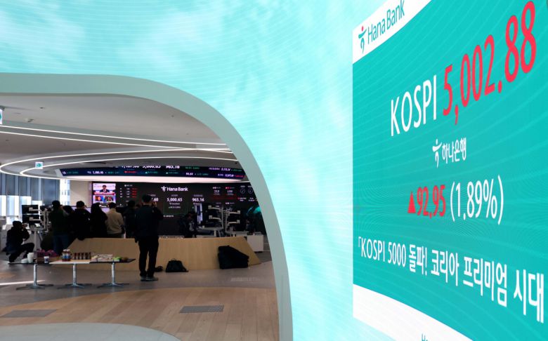 코스피가 사상 처음으로 장중 5000선을 돌파한 22일 오전 서울 중구 하나은행 본점 딜링룸 전광판에 코스피 등 시황이 표시되고 있다. 신태현 기자 holjjak@