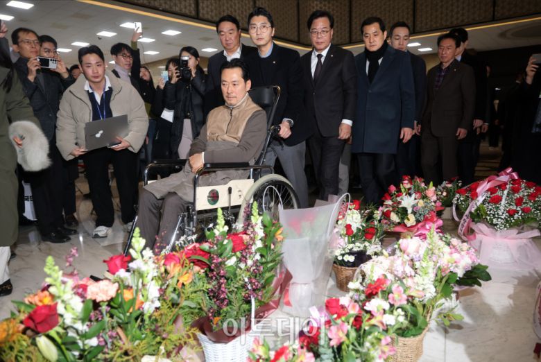 통일교·공천헌금 '쌍특검' 수용을 요구하며 단식 8일째를 맞은 장동혁 국민의힘 대표가 22일 서울 여의도 국회에서 단식 중단을 선언한 뒤 병원으로 이송되고 있다. 고이란 기자 photoeran@