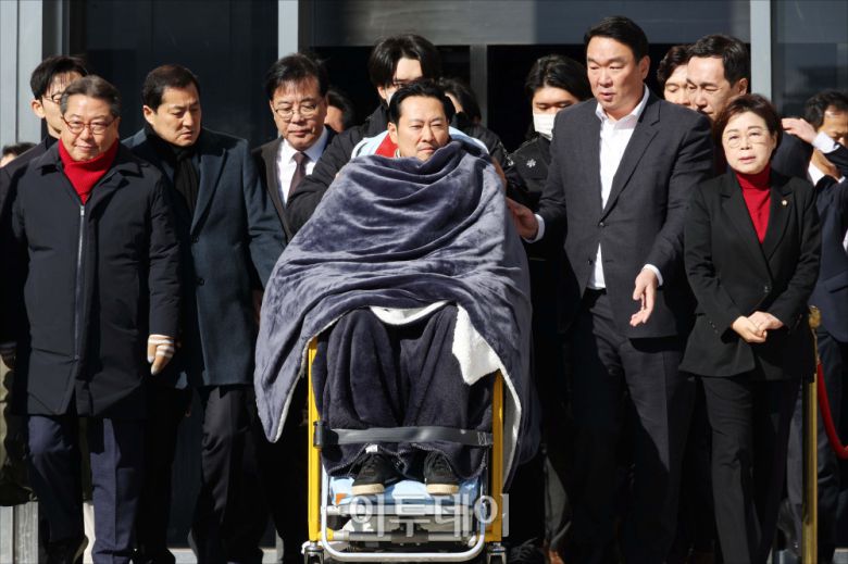 통일교·공천헌금 '쌍특검' 수용을 요구하며 단식 8일째를 맞은 장동혁 국민의힘 대표가 22일 서울 여의도 국회에서 단식 중단을 선언한 뒤 병원으로 이송되고 있다. 고이란 기자 photoeran@