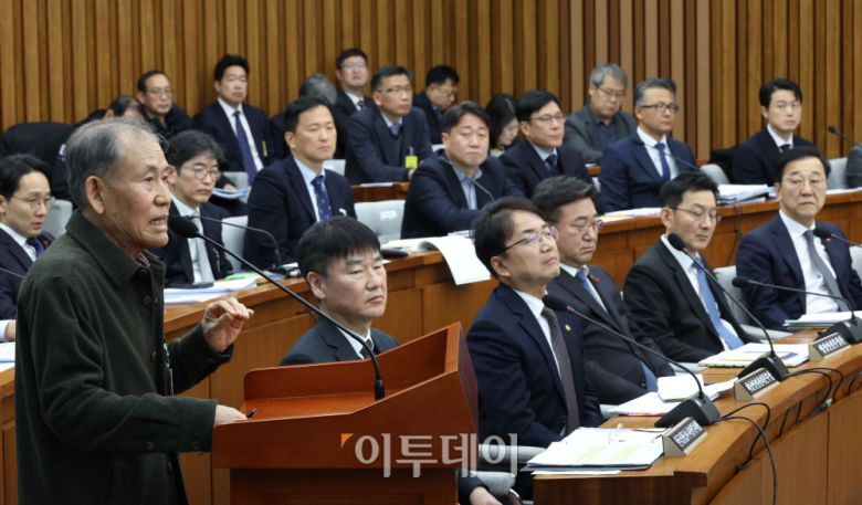 22일 서울 여의도 국회에서 열린 12.29 여객기 참사 진상규명을 위한 국정조사특별위원회 청문회에서 장종식 전 서울지방항공청장(2007년 재직)이 의원 질의에 답하고 있다. 고이란 기자 photoeran@