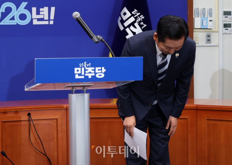 정청래 더불어민주당 대표가 22일 서울 여의도 국회에서 조국혁신당에 합당을 제안하는 기자회견을 하고 있다. 고이란 기자 photoeran@