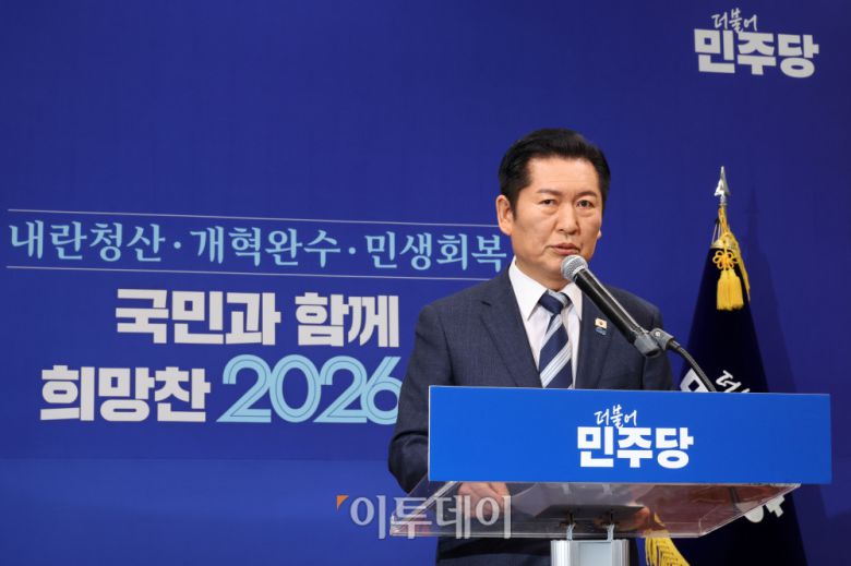 정청래 더불어민주당 대표가 22일 서울 여의도 국회에서 조국혁신당에 합당을 제안하는 기자회견을 하고 있다. 고이란 기자 photoeran@