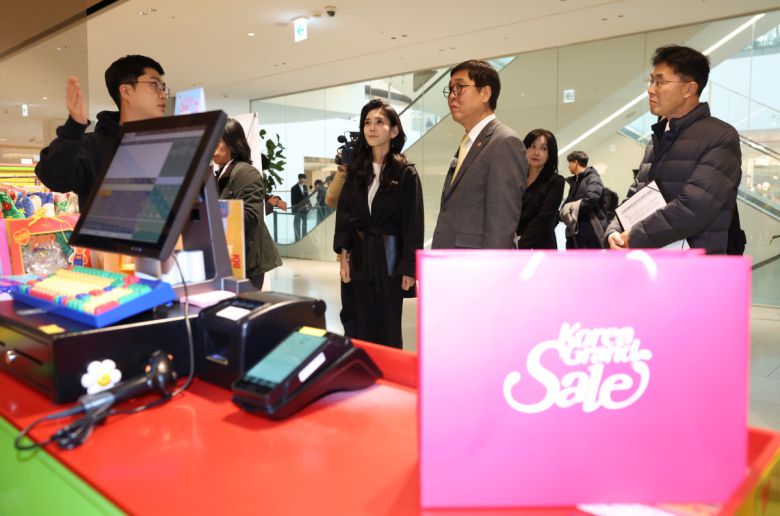 최휘영 문화체육관광부 장관이 22일 서울 영등포구 더현대 서울을 찾아 코리아그랜드세일 참여매장인 위글위글을 방문해 이부진 한국방문의해위원회 위원장과 함께 행사 진행 상황을 살펴보고 있다.