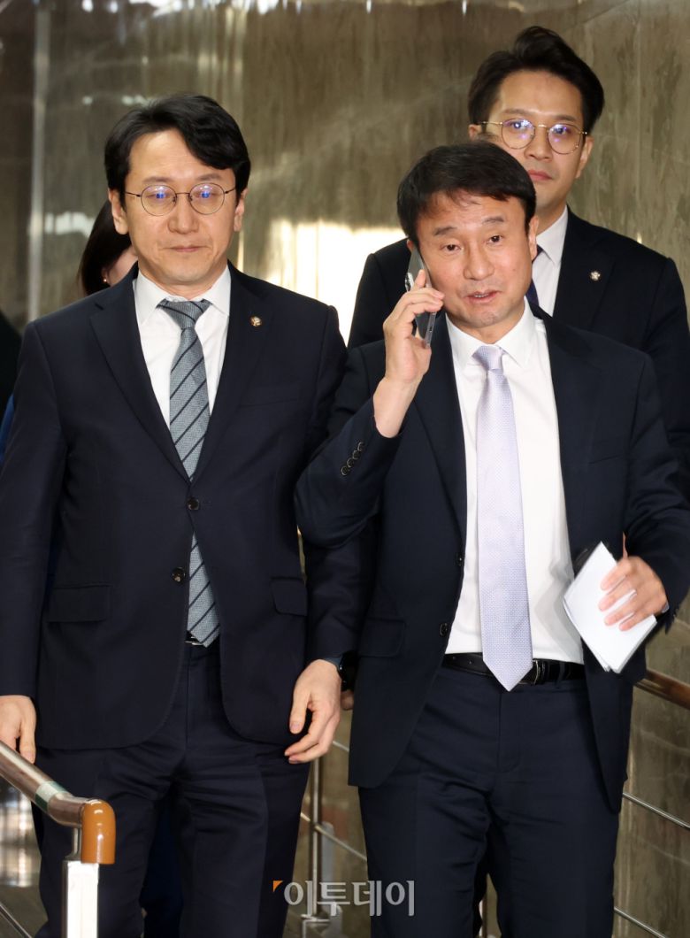 한병도 더불어민주당 원내대표가 22일 서울 여의도 국회에서 중대범죄수사청·공소청법 신설 등 검찰개혁 논의 관련 정책의원 총회에 참석하고 있다. 고이란 기자 photoeran@