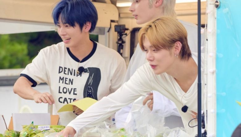 그룹 투모로우바이투게더가 애호박을 들고 팬들과 소통하고 있다. (사진제공=Mnet '전국반짝투어')