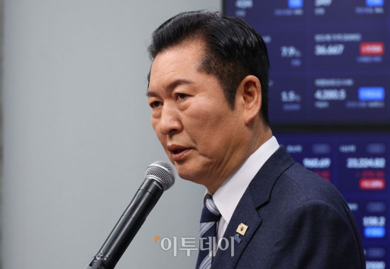 정청래 더불어민주당 대표가 22일 서울 여의도 국회에서 조국혁신당에 합당을 제안하는 기자회견을 하고 있다. 고이란 기자 photoeran@