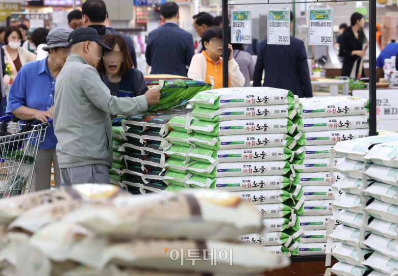 쌀 소비자 가격이 급등하자 농림축산식품부는 5일 가공용 쌀을 추가 공급하고 지난달 1일부터 진행중인 쌀 할인행사 단가를 11일부터 20㎏ 당 3000원에서 5000원으로 늘린다고 밝혔다. 이날 서울의 한 대형마트에서 시민들이 쌀을 살펴보고 있다. 추석을 목전에 두고 쌀값이 지난해 대비 17% 오르며 심리적 저항선인 20kg에 6만 원 선을 넘었다. 이상기후로 생산량이 감소한 영향에 정부 공급 제한 정책까지 맞물린 까닭이다. 신태현 기자 holjjak@