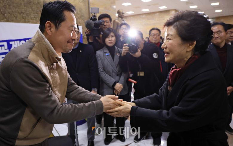 박근혜 전 대통령이 22일 서울 영의도 국회 로텐더홀에서 통일교·공천헌금 '쌍특검' 수용을 요구하며 단식 8일째를 맞은 장동혁 국민의힘 대표 농성장을 방문하고 있다. 고이란 기자 photoeran@