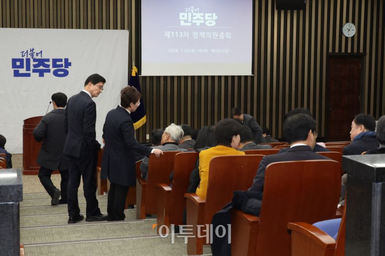 더불어민주당 의원들이 22일 서울 여의도 국회에서 중대범죄수사청·공소청법 신설 등 검찰개혁 논의 관련 정책의원 총회에 참석하고 있다. 고이란 기자 photoeran@