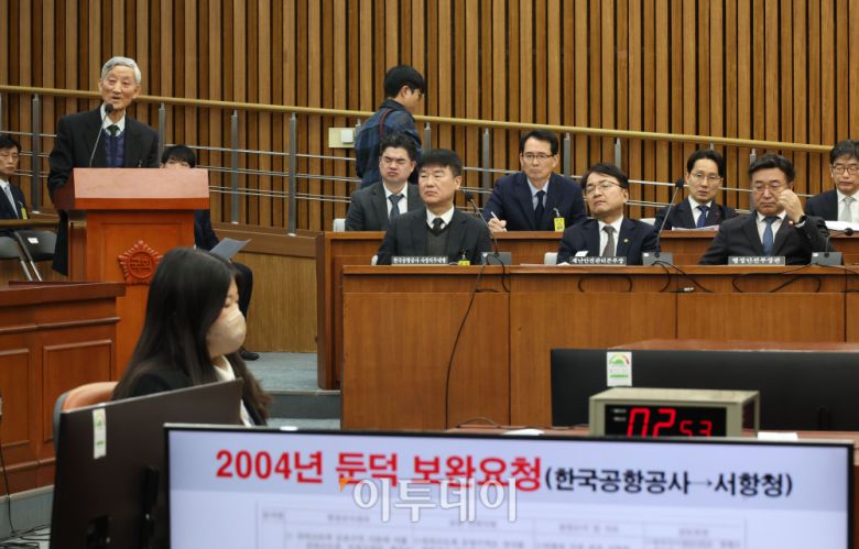 22일 서울 여의도 국회에서 열린 12.29 여객기 참사 진상규명을 위한 국정조사특별위원회 청문회에서 이석암 전 서울지방항공청장(2004년 재직)이 의원 질의에 답하고 있다. 고이란 기자 photoeran@