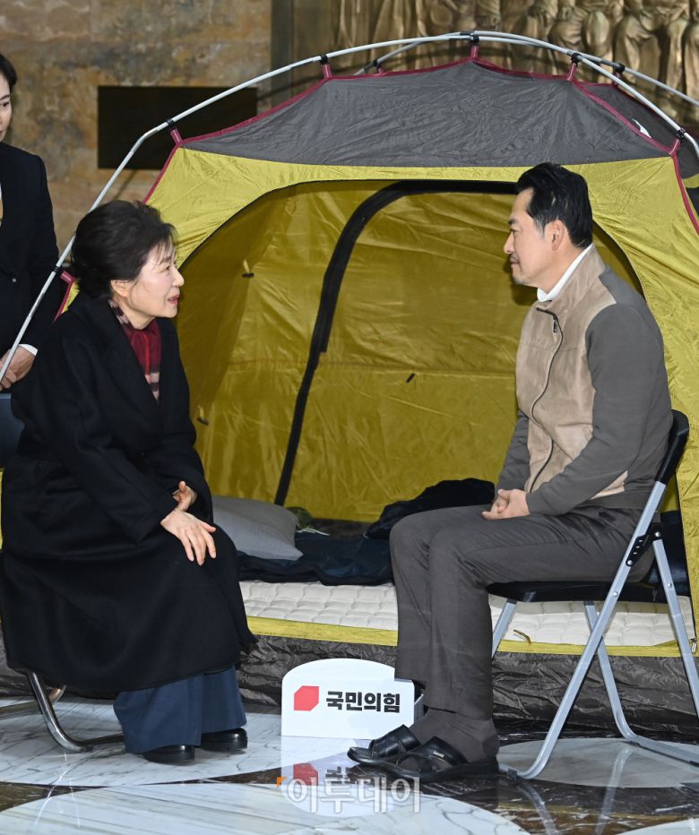 박근혜 전 대통령이 22일 서울 영의도 국회 로텐더홀에서 통일교·공천헌금 '쌍특검' 수용을 요구하며 단식 8일째를 맞은 장동혁 국민의힘 대표 농성장을 방문하고 있다. 고이란 기자 photoeran@