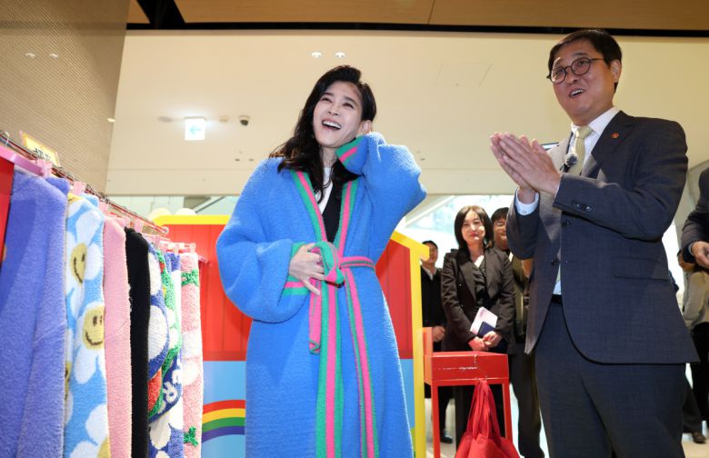 최휘영 문화체육관광부 장관이 22일 서울 영등포구 더현대 서울을 찾아 코리아그랜드세일 참여매장인 위글위글을 방문해 이부진 한국방문의해위원회 위원장과 함께 행사 진행 상황을 살펴보고 있다.