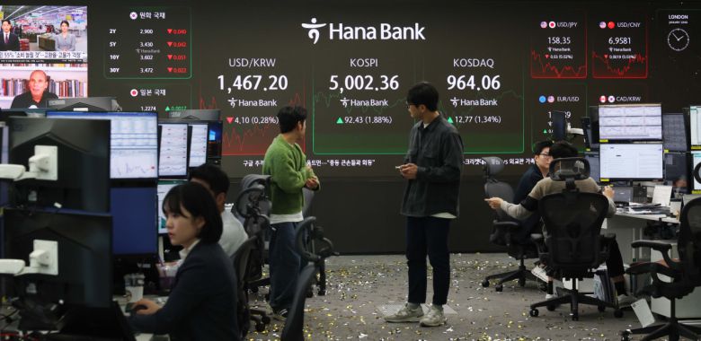 코스피가 사상 처음으로 장중 5000선을 돌파한 22일 오전 서울 중구 하나은행 본점 딜링룸 전광판에 코스피 등 시황이 표시되고 있다. 신태현 기자 holjjak@