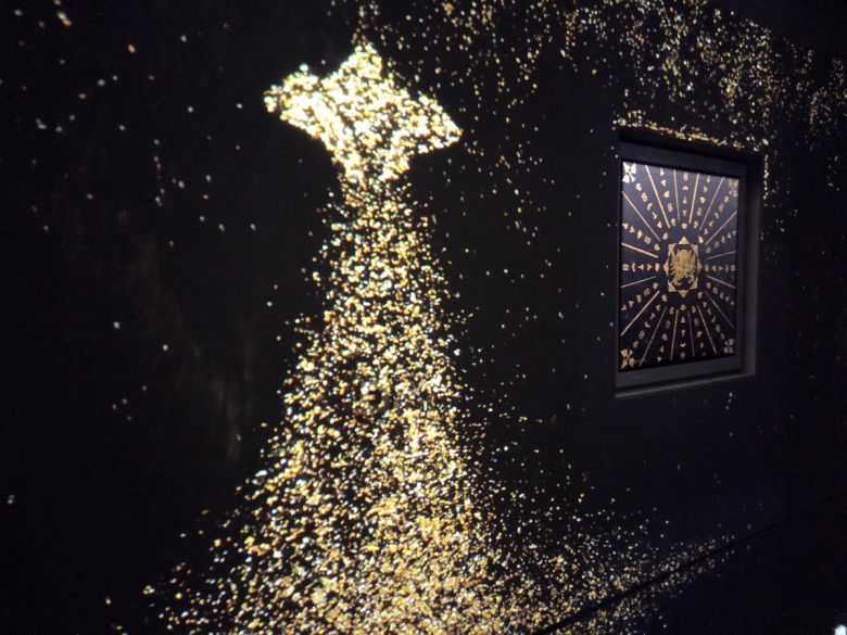 국가무형유산 금박장 보유자인 김기호 장인이 골드치즈 쿠키를 금박 위에 새겼다