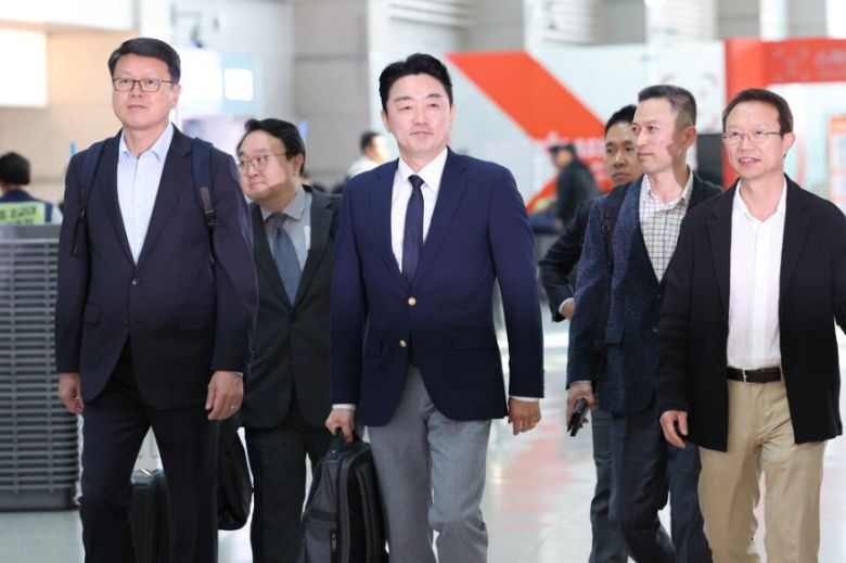 '전략경제협력 대통령 특사'로 임명된 강훈식 대통령 비서실장(가운데)이 지난해 10월 독일로 출국하는 모습.