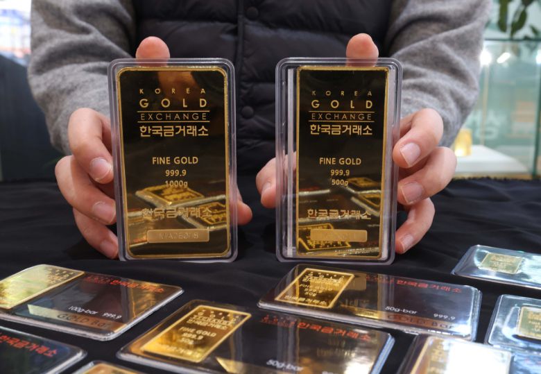금값이 끝을 모르는 듯 상승하며 금 한돈 가격이 100만 원을 넘어선 가운데 22일 서울 종로구 한국금거래소에서 관계자가 골드바를 들어보이고 있다. 한국금거래소에 따르면 21일 기준 순금 1돈(3.75g) 소비자 매입가격은 100만 9000원으로 100만원 선을 처음으로 돌파했다. 이란 사태와 그린란드 분쟁 같은 국제 정세 불안이 최근 겹치면서, 안전자산을 찾는 수요가 점점 더 강해지고 있다. 신태현 기자 holjjak@