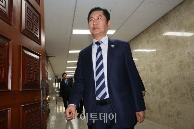 정청래 더불어민주당 대표가 22일 서울 여의도 국회에서 중대범죄수사청·공소청법 신설 등 검찰개혁 논의 관련 정책의원 총회에 참석하고 있다. 고이란 기자 photoeran@