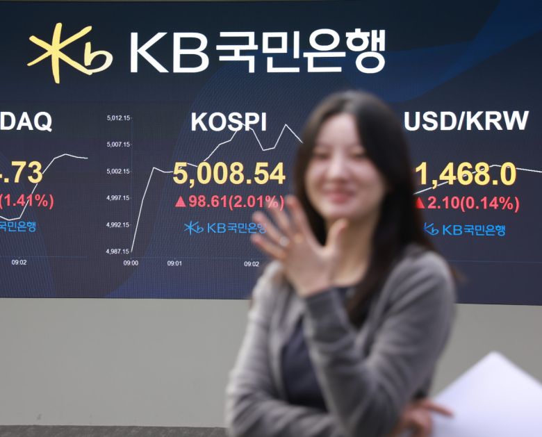 22일 코스피 지수가 5000선을 돌파한 가운데 KB국민은행 딜링룸에 지수가 표시되고 있다.