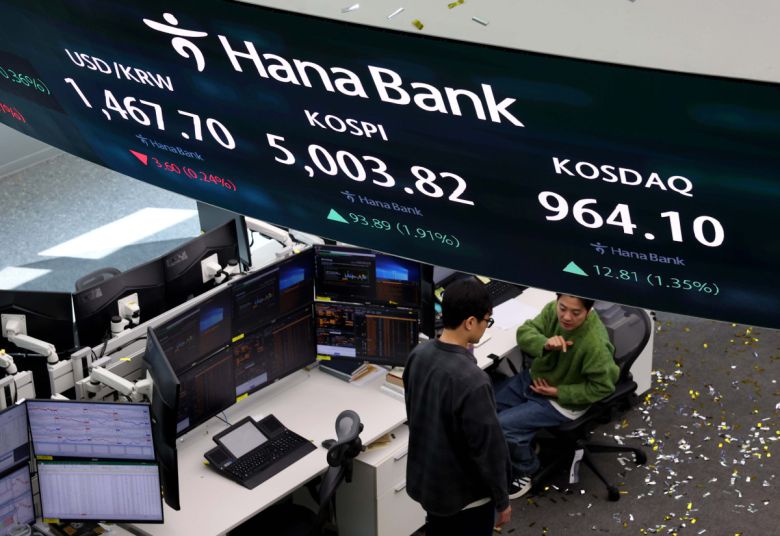 코스피가 사상 처음으로 장중 5000선을 돌파한 22일 오전 서울 중구 하나은행 본점 딜링룸 전광판에 코스피 등 시황이 표시되고 있다. 신태현 기자 holjjak@