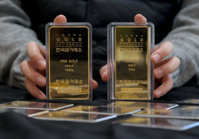 금값이 끝을 모르는 듯 상승하며 금 한돈 가격이 100만 원을 넘어선 가운데 22일 서울 종로구 한국금거래소에서 관계자가 골드바를 들어보이고 있다. 한국금거래소에 따르면 21일 기준 순금 1돈(3.75g) 소비자 매입가격은 100만 9000원으로 100만원 선을 처음으로 돌파했다. 이란 사태와 그린란드 분쟁 같은 국제 정세 불안이 최근 겹치면서, 안전자산을 찾는 수요가 점점 더 강해지고 있다. 신태현 기자 holjjak@