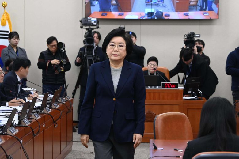 이혜훈 기획예산처 장관 후보자가 23일 오전 서울 여의도 국회 재정경제기획위원회에서 열린 인사청문회에서 임이자 위원장에게 선서문을 전달한 뒤 자리로 이동하고 있다. 신태현 기자 holjjak@