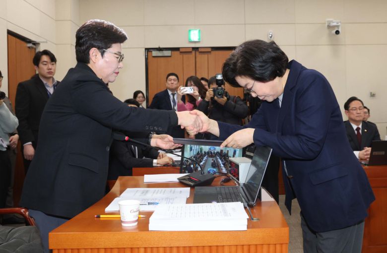 이혜훈 기획예산처 장관 후보자가 23일 서울 여의도 국회 재정경제기획위원회에서 열린 인사청문회에서 임이자 위원장에게 선서문을 전달하고 있다. 신태현 기자 holjjak@