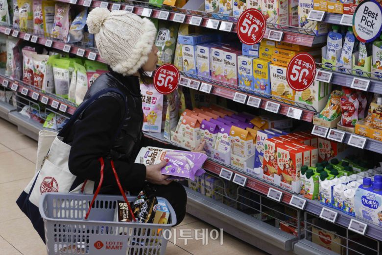 반도체를 중심으로 증시가 호조를 보이며 소비자들의 경제 심리가 한 달 새 다소 개선된 것으로 나타났다. 23일 한국은행이 발표한 '2026년 1월 소비자동향조사 결과'에 따르면 이달 소비자심리지수(CCSI)는 110.8로 전월 대비 1.0포인트 상승했다. 지난해 12월 환율 우려 등으로 주춤했던 소비심리는 새해 들어 수출 증가세와 정부의 경제성장전략에 대한 기대감이 반영되며 회복세로 돌아섰다. 이날 서울 시내 한 대형마트를 찾은 시민들이 장을 보고 있다. 조현호 기자 hyunho@