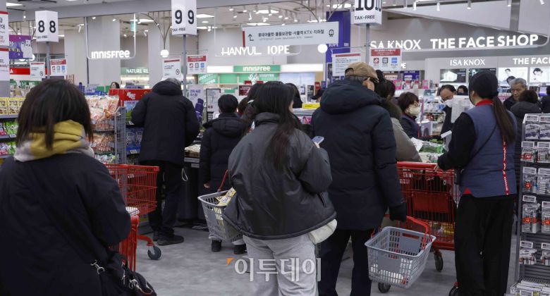 반도체를 중심으로 증시가 호조를 보이며 소비자들의 경제 심리가 한 달 새 다소 개선된 것으로 나타났다. 23일 한국은행이 발표한 '2026년 1월 소비자동향조사 결과'에 따르면 이달 소비자심리지수(CCSI)는 110.8로 전월 대비 1.0포인트 상승했다. 지난해 12월 환율 우려 등으로 주춤했던 소비심리는 새해 들어 수출 증가세와 정부의 경제성장전략에 대한 기대감이 반영되며 회복세로 돌아섰다. 이날 서울 시내 한 대형마트를 찾은 시민들이 장을 보고 있다. 조현호 기자 hyunho@