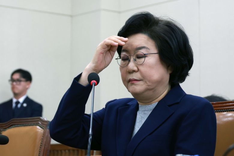 이혜훈 기획예산처 장관 후보자가 23일 서울 여의도 국회에서 열린 재정경제기획위원회의 인사청문회에서 의원 질의를 들으며 머리카락을 넘기고 있다. 신태현 기자 holjjak@