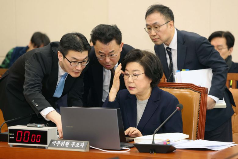 이혜훈 기획예산처 장관 후보자가 23일 서울 여의도 국회 재정경제기획위원회에서 열린 인사청문회에서 관계자의 보고를 받고 있다. 신태현 기자 holjjak@