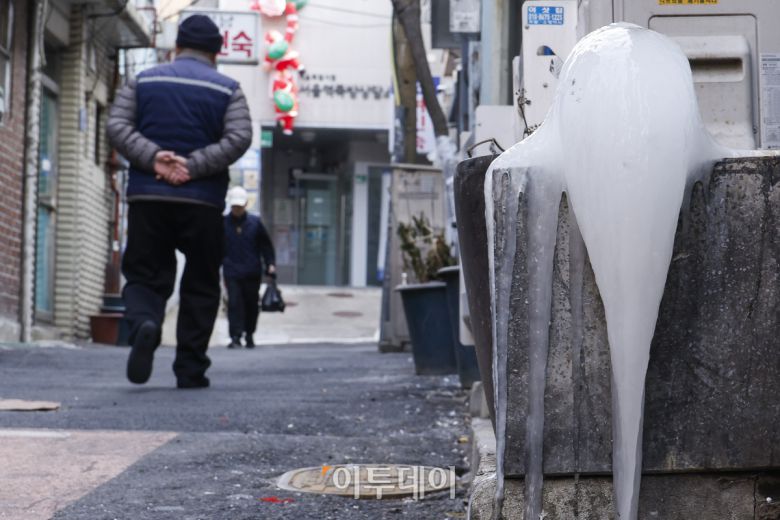 영하 10도 안팎의 한파가 닷새째 이어진 23일 서울 용산구 동자동 쪽방촌 골목에 얼음이 얼어 있다. 조현호 기자 hyunho@