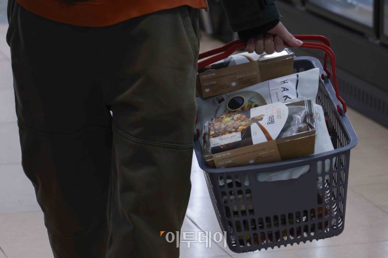 반도체를 중심으로 증시가 호조를 보이며 소비자들의 경제 심리가 한 달 새 다소 개선된 것으로 나타났다. 23일 한국은행이 발표한 '2026년 1월 소비자동향조사 결과'에 따르면 이달 소비자심리지수(CCSI)는 110.8로 전월 대비 1.0포인트 상승했다. 지난해 12월 환율 우려 등으로 주춤했던 소비심리는 새해 들어 수출 증가세와 정부의 경제성장전략에 대한 기대감이 반영되며 회복세로 돌아섰다. 이날 서울 시내 한 대형마트를 찾은 시민들이 장을 보고 있다. 조현호 기자 hyunho@