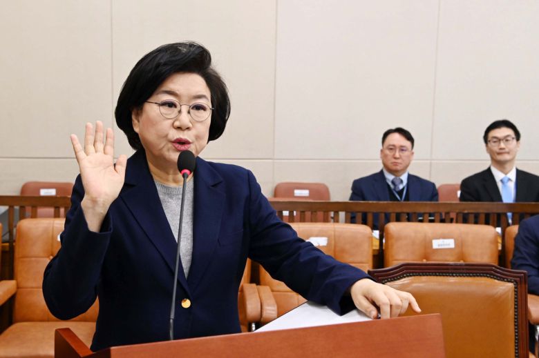 이혜훈 기획예산처 장관 후보자가 23일 오전 서울 여의도 국회 재정경제기획위원회에서 열린 인사청문회에서 선서하고 있다. 신태현 기자 holjjak@