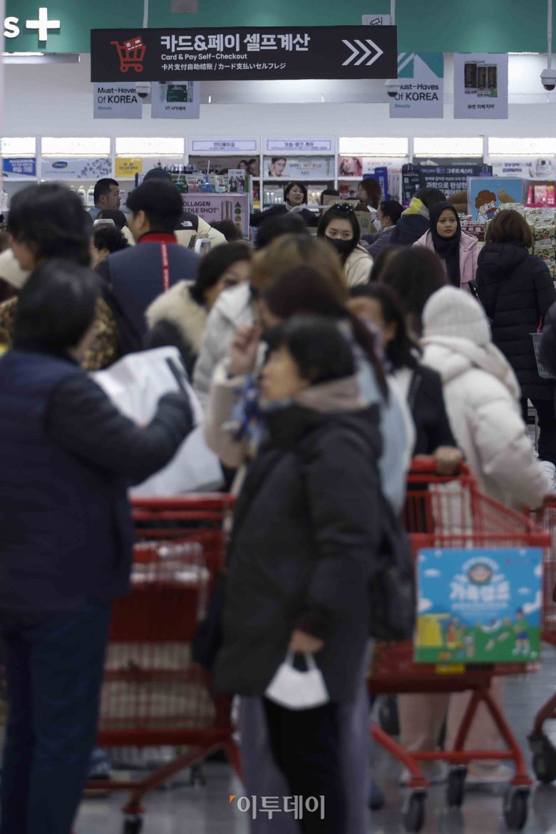 반도체를 중심으로 증시가 호조를 보이며 소비자들의 경제 심리가 한 달 새 다소 개선된 것으로 나타났다. 23일 한국은행이 발표한 '2026년 1월 소비자동향조사 결과'에 따르면 이달 소비자심리지수(CCSI)는 110.8로 전월 대비 1.0포인트 상승했다. 지난해 12월 환율 우려 등으로 주춤했던 소비심리는 새해 들어 수출 증가세와 정부의 경제성장전략에 대한 기대감이 반영되며 회복세로 돌아섰다. 이날 서울 시내 한 대형마트를 찾은 시민들이 장을 보고 있다. 조현호 기자 hyunho@