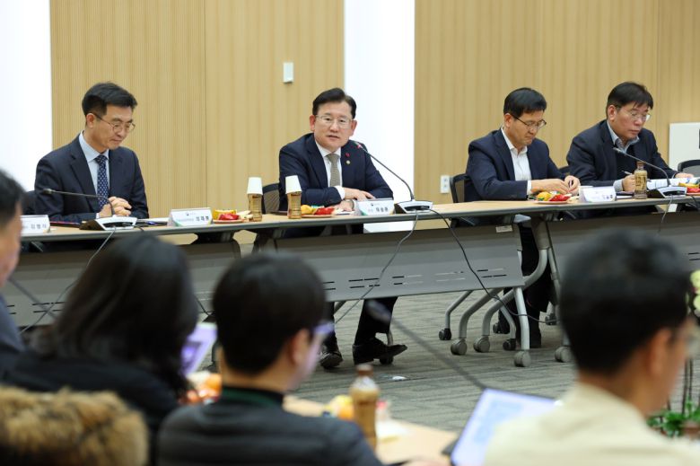 이승돈 농촌진흥청장이 22일 전주 본청에서 기자간담회를 열고, 인공지능(AI)을 농업기술 연구와 보급, 현장 적용 전반에 결합해 농촌진흥사업의 추진 방식을 바꾸겠다는 뜻을 밝히고 있다.