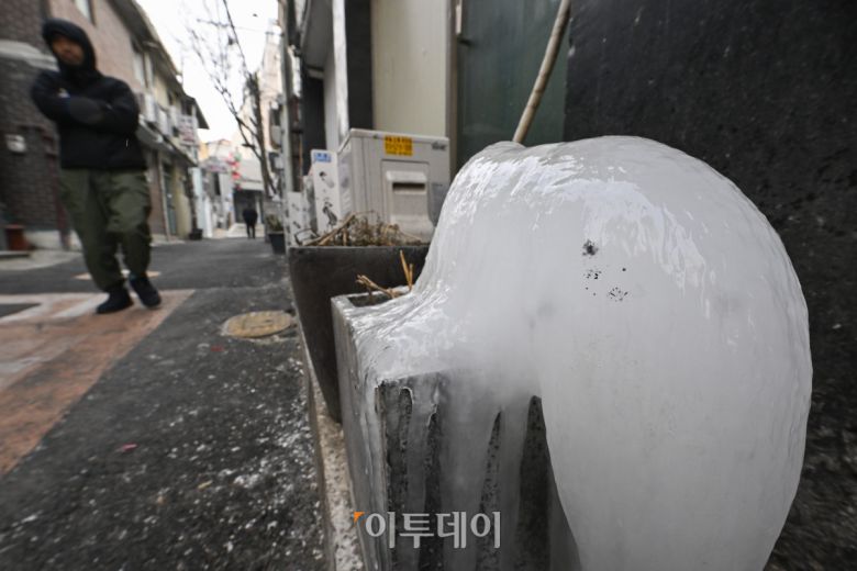 영하 10도 안팎의 한파가 닷새째 이어진 23일 서울 용산구 동자동 쪽방촌 골목에 얼음이 얼어 있다. 조현호 기자 hyunho@