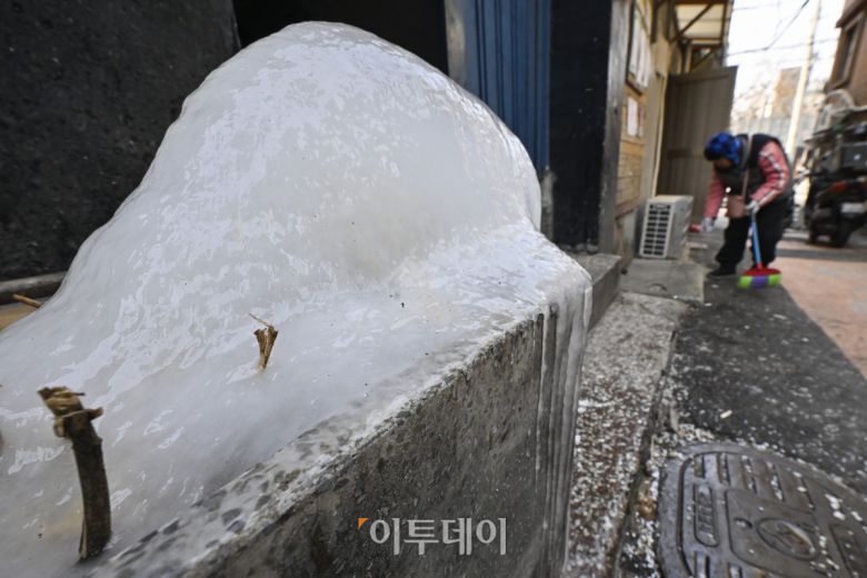 영하 10도 안팎의 한파가 닷새째 이어진 23일 서울 용산구 동자동 쪽방촌 골목에 얼음이 얼어 있다. 조현호 기자 hyunho@