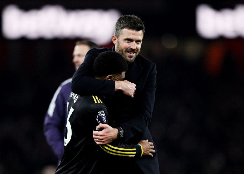 25일(현지시간) 영국 런던 에미레이츠 스타디움에서 열린 프리미어리그(PL) 아스널과 맨체스터 유나이티드의 경기 후 맨유의 아마드 디알로가 마이클 캐릭 감독과 함께 승리를 기뻐하고 있다.