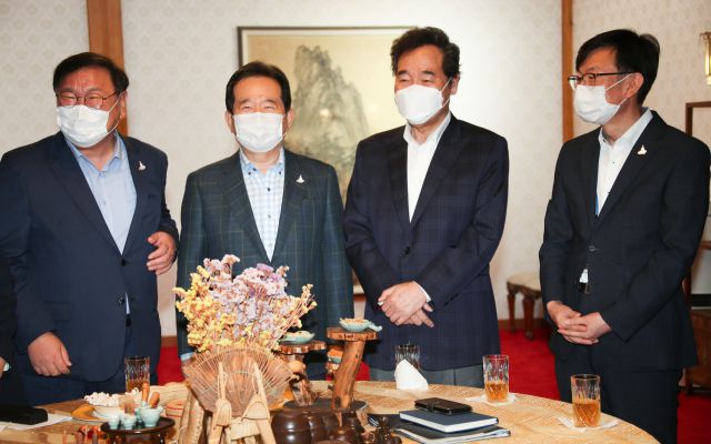 ▲정세균 국무총리가 6일 서울 삼청동 총리공관에서 열린 고위 당정협의회에서 참석자들과 대화하고 있다. 사진 왼쪽부터 더불어민주당 김태년 원내대표, 정 총리, 더불어민주당 이낙연 대표, 김상조 청와대 정책실장. 2020.9.6 ⓒ연합뉴스