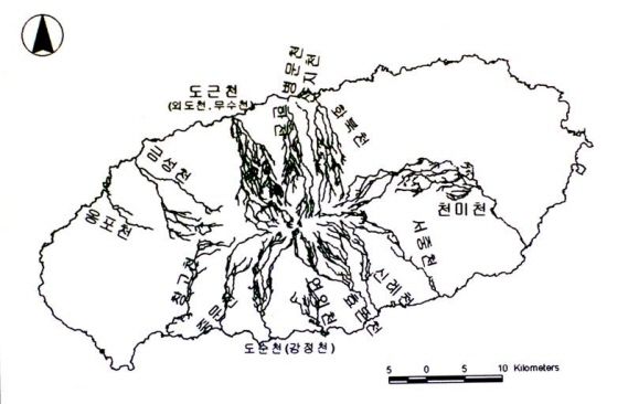 ▲제주의 하천. 동쪽과 서쪽에 하천이 없는 지역이 있다. 동쪽이 제주 제2공항 예정지. 하천이 없는 경우, 빗물은 대부분 곶자왈과 숨골을 통하여 지하로 유입되어 지하수를 형성한다.