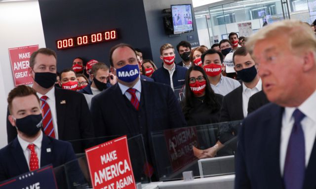 ▲ 트럼프가 선거일에 자신의 선거캠프를 찾아 참모들에게 감사 인사를 전했다. ⓒAP=연합뉴스