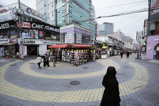 ▲장기간 이어진 사회적 거리두기에 따른 영업제한으로 소상공인들이 큰 피해를 호소하고 있다. 서울 마포구 홍대입구 인근 상가 모습. ⓒ프레시안(최형락)