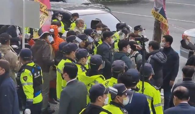 ▲지난 30일 경북도당 앞에서 윤 후보 지지자들이 대학생 진보단체와 삿대질을 하며 싸움을 벌이고 있다. 신고를 받고 출동한 경찰이 양측의 중간에 서서 서로 분리를 시키고 있다. ⓒ독자제보