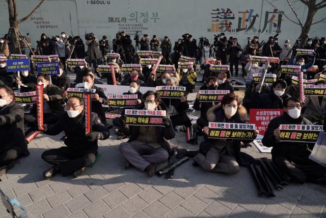 ▲집회에 참석한 자영업자들이 손실보상을 제대로 하지 않는 정부를 비판했다. ⓒ프레시안(최용락)