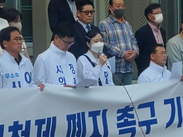 ▲무소속으로 이번 지방선거에 출마한 이상우·권석환·송재향·정광지·주재현·문갑태·정경철 등 현역의원 7명이 지지자들과 함께 11일 여수시청 본관 입구에서 기자회견을 열고 있는 가운데 주재현 의원의 딸이 눈물을 흘리며 지지를 호소하고 있다. ⓒ프레시안(진규하)