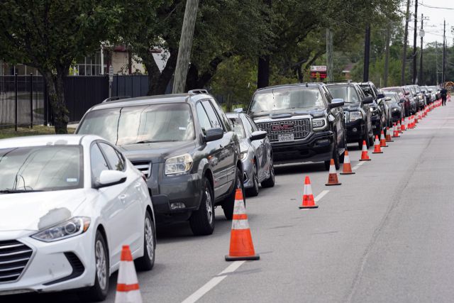 ▲14일 미국 텍사스주의 한 대형매장 앞에서 분유를 구입하기 위해 줄을 서서 기다리고 있는 차량들. ⓒAP=연합뉴스