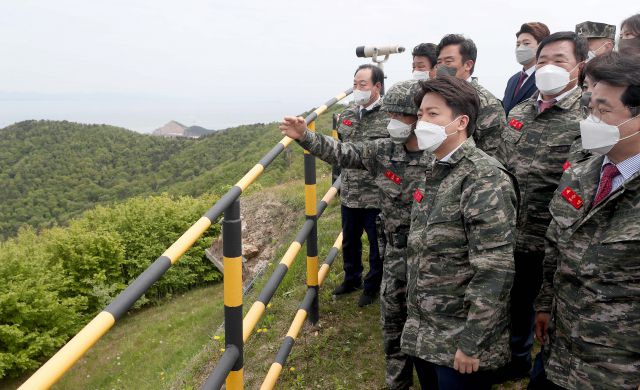▲국민의힘 이준석 대표가 11일 인천 옹진군 백령도 해병대 제6여단을 방문, 지형 설명을 듣고 있다. ⓒ연합뉴스